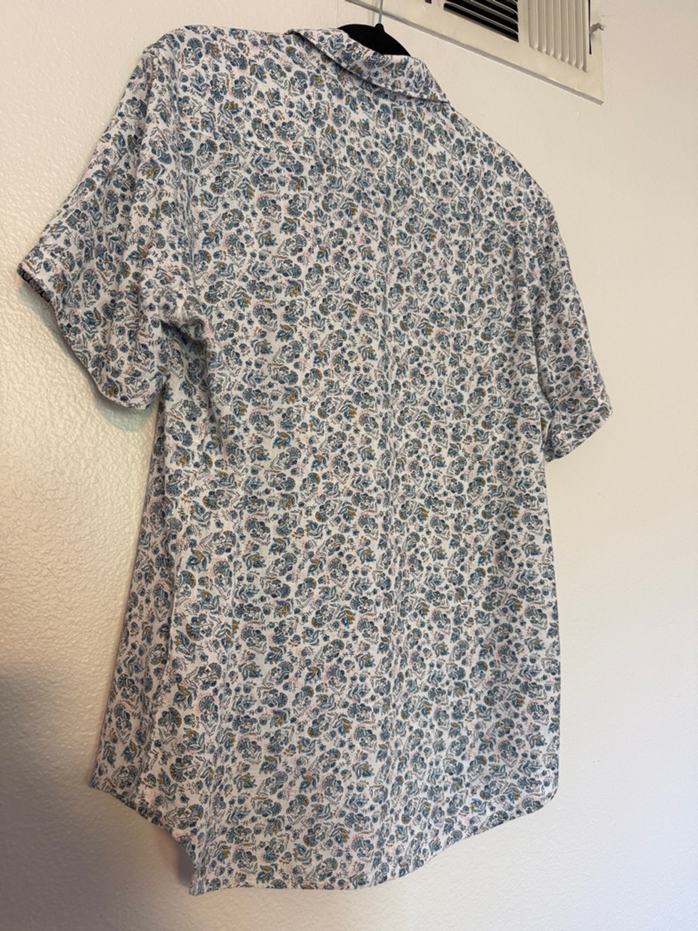 Robert Graham White & Blue Paisley Short-Sleeve Button-Down Shirt - Picture 3 of 3